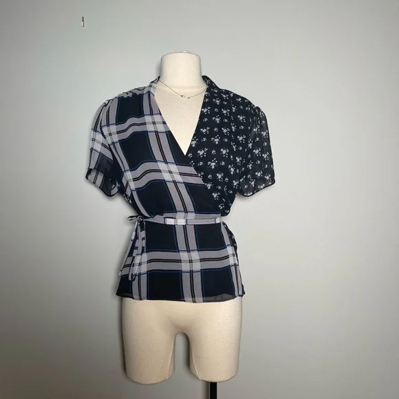 Vince Camuto Blue & White Mixed Print Wrap Blouse – Medium (NWOT) - Picture 3 of 7